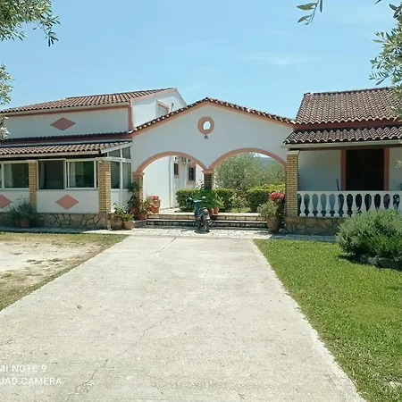 Appartement Yannis 2 *